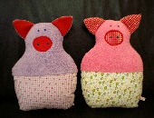Zwei Handgefertigte Schweinchenkissen in Lila und Rosa