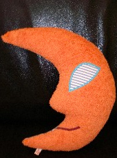 Ein Handgefertigtes Mondkissen in Orange